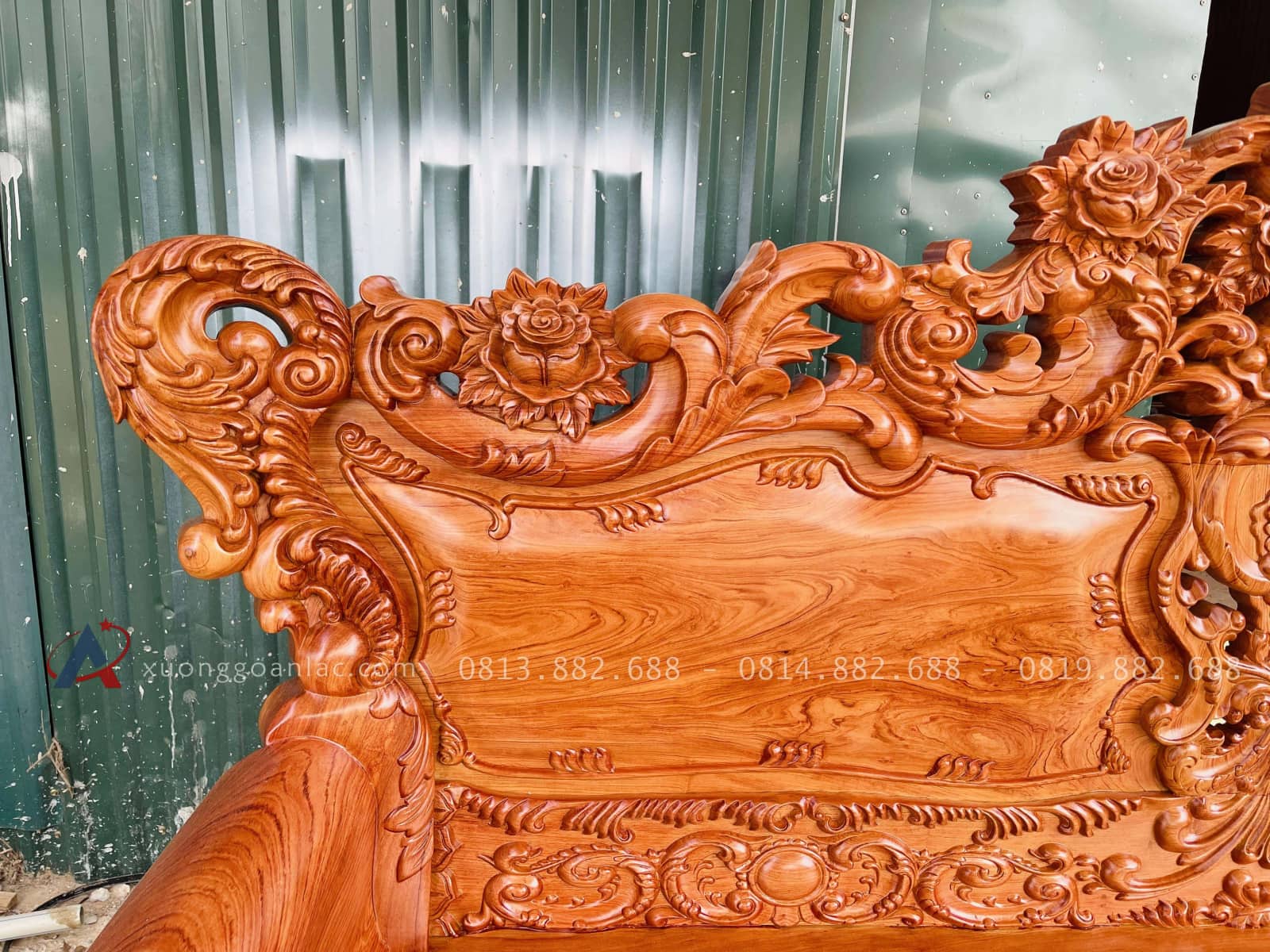 Bộ bàn ghế louis hoàng gia 5 món gỗ hương đá (Anh Phát - Đồng Nai) 31 vai ghế lá tây cuộn xoắn ốc
