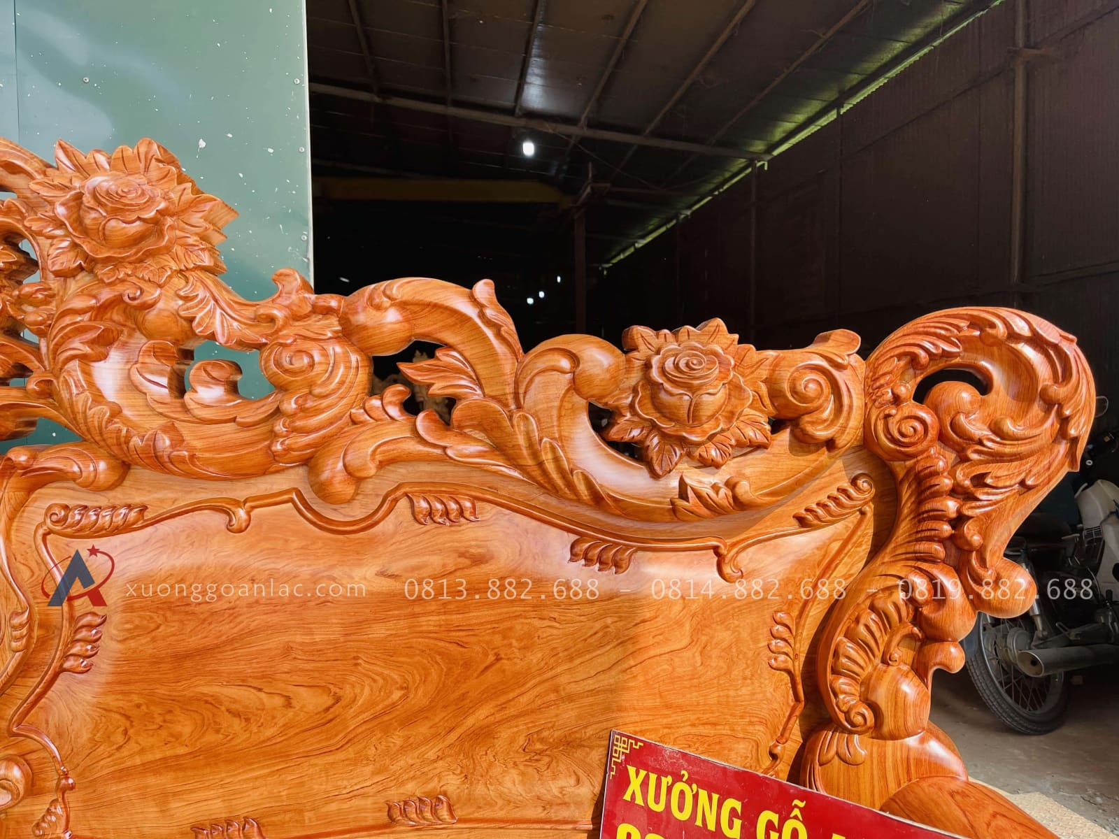 Bộ bàn ghế louis hoàng gia 5 món gỗ hương đá (Anh Phát - Đồng Nai) 33 Vách ghế giữ trơn bóng mịn