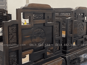 mặt lưng của ghế đục họa tiết