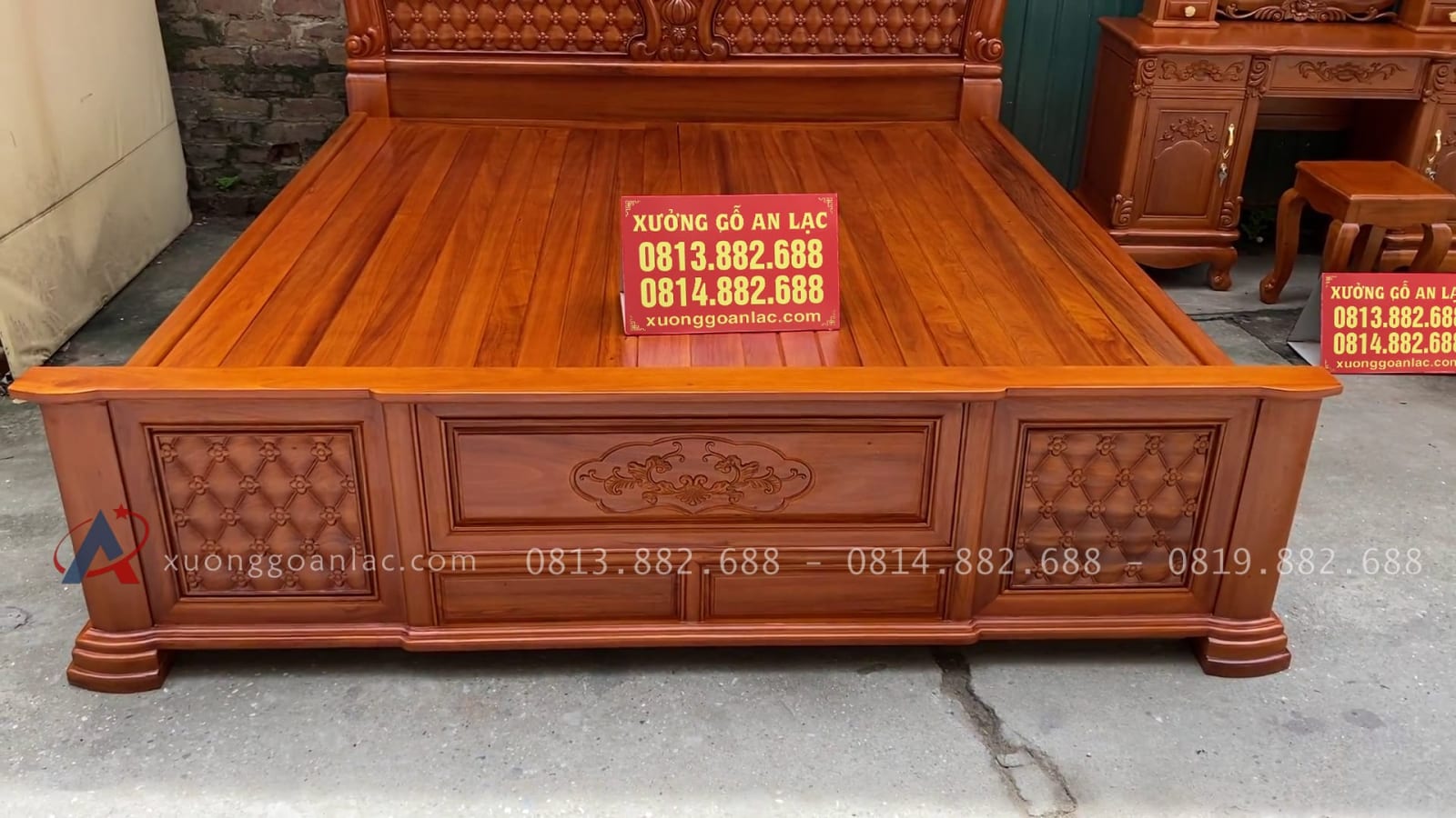 Giường ngủ hồng chim+ bàn trang điểm gỗ gõ đỏ 5 đầu thấp đục hoa lá tây vách trám đồng điệu