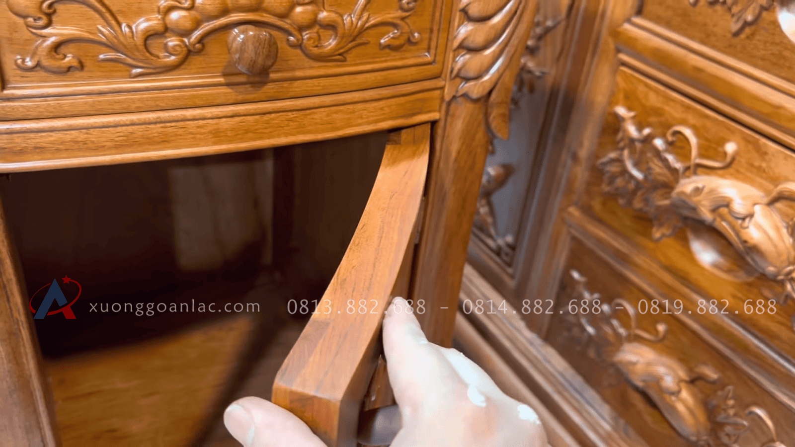 Combo giường ngủ Louis hoàng gia và bàn phấn hoa hồng gỗ hương đá 17 Thiết kế tủ cánh cong