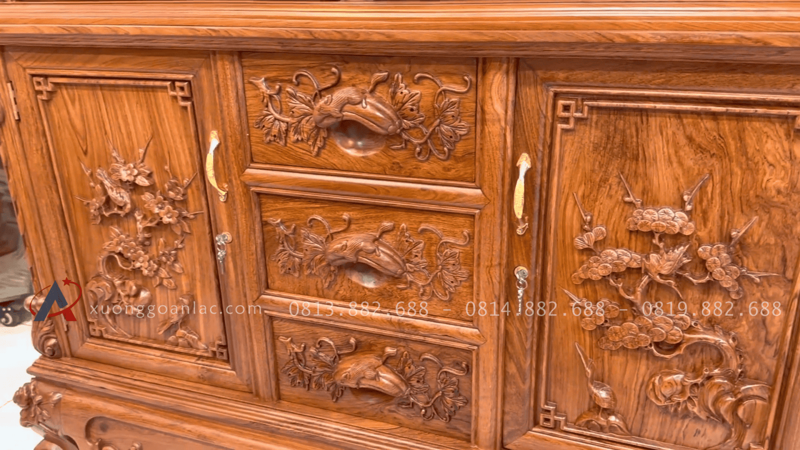 Combo giường Ngủ Louis Hoàng Gia 1m8 x 2m + tủ rượu gỗ hương đá 19 khối tủ dưới thiết kế 3 ngăn kéo 2 tủ cánh mở