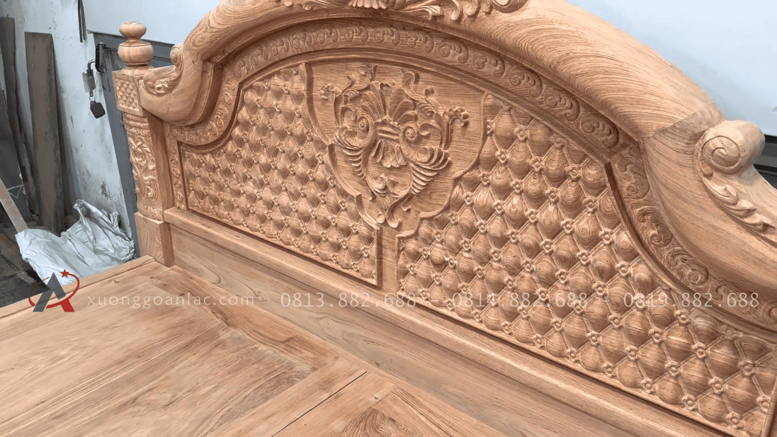 Giường cột vòm đục trám gỗ Hương Đá 2m x 2m2 18 trung tâm vách chạm hoa lá tây uốn lượn