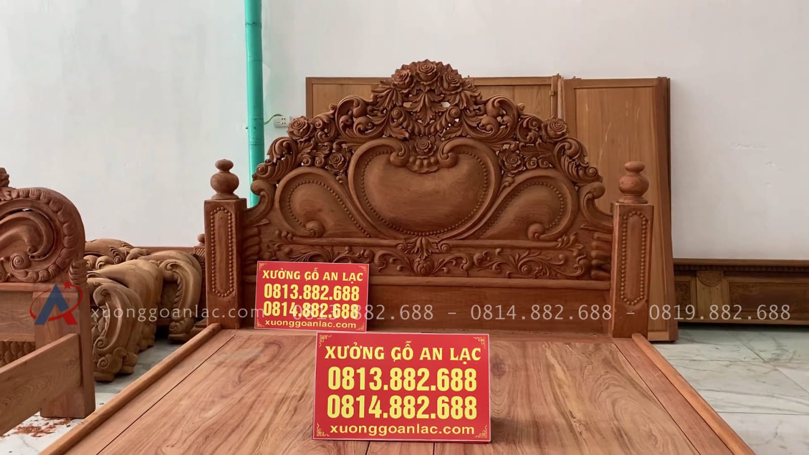 Giường ngủ mẫu hoa hồng nguyên khối gỗ hương đá 11 đầu giường đục hoa lá tây nổi bật