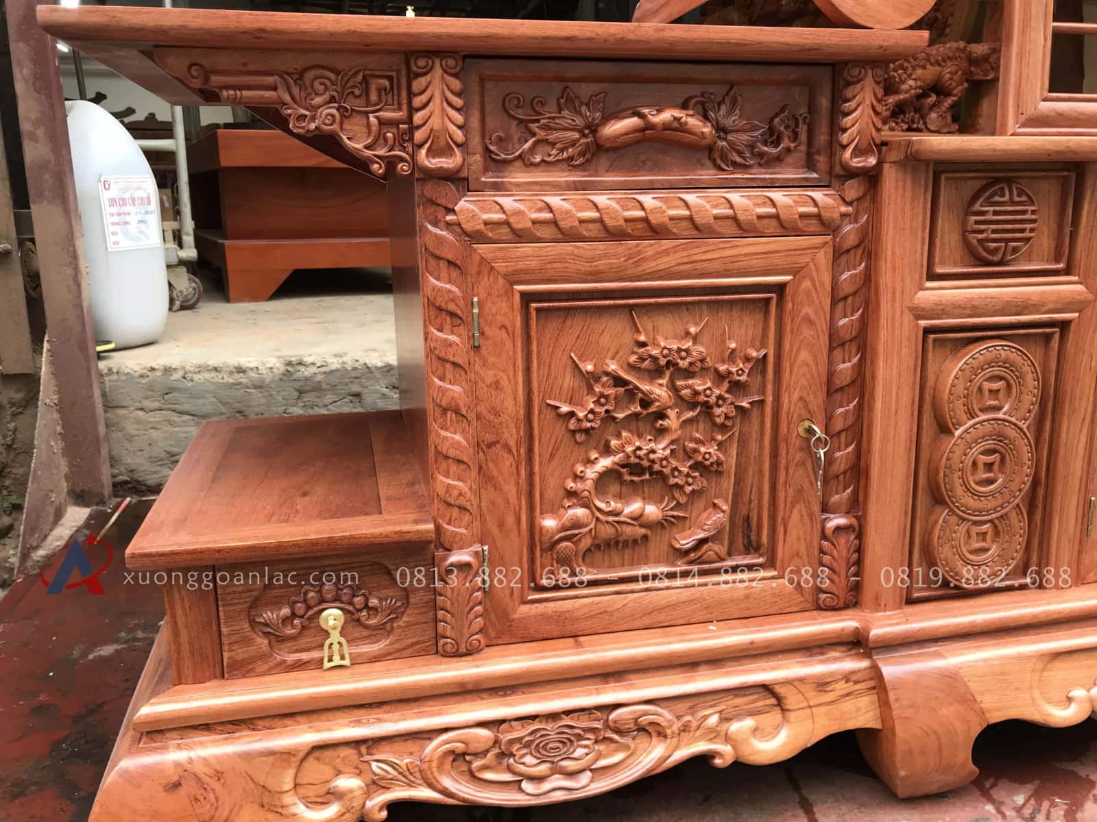Kệ tivi sừng trâu 2m4 gỗ hương đá cao cấp (Anh Hữu - Hà Nội) 18 mặt trước đục họa tiết tinh xảo