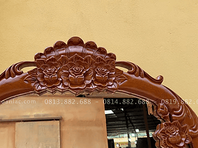 Mẫu giường tân cổ điển và bàn phấn gỗ gõ đỏ cao cấp 24 Cận cảnh họa tiết hoa hồng lá tâu trên đỉnh gương