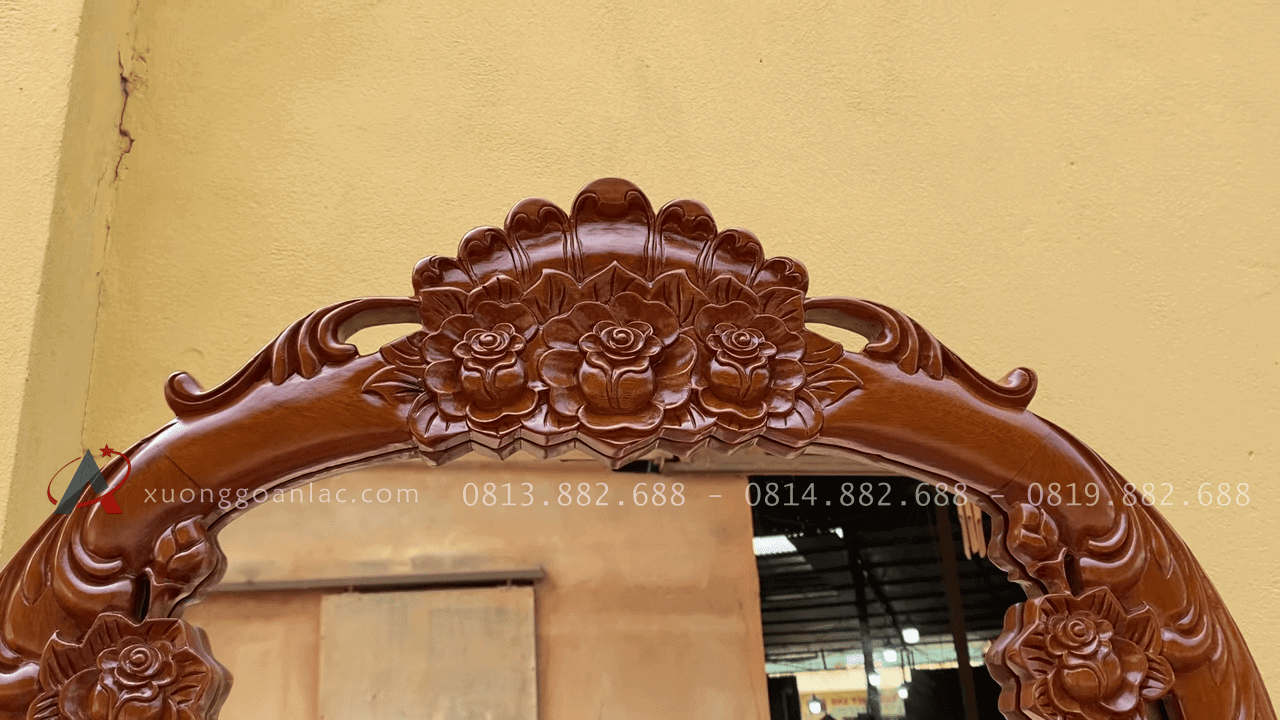 Mẫu giường tân cổ điển và bàn phấn gỗ gõ đỏ cao cấp 35 Cận cảnh họa tiết hoa hồng lá tâu trên đỉnh gương
