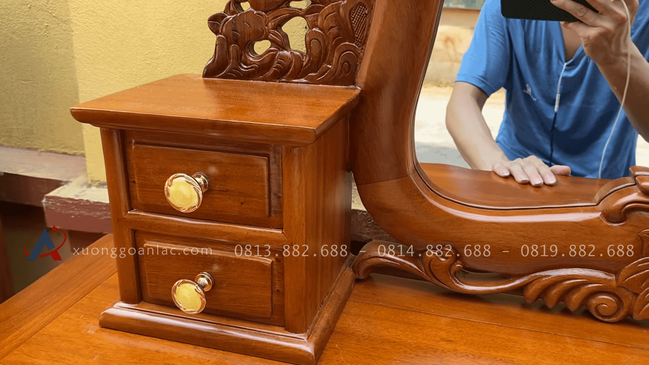 Mẫu giường tân cổ điển và bàn phấn gỗ gõ đỏ cao cấp 37 hai bên gương thiết kế 2 ngăn kéo nhỏ