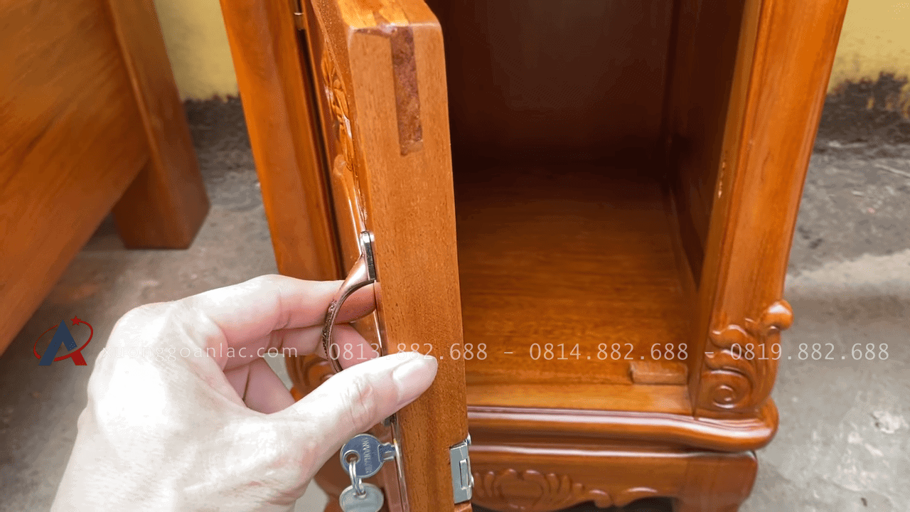Mẫu giường tân cổ điển và bàn phấn gỗ gõ đỏ cao cấp 39 mặt cánh khuôn tranh dày dặn