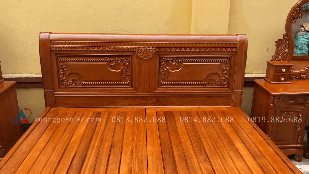 Mẫu giường tân cổ điển và bàn phấn gỗ gõ đỏ cao cấp 4 đầu giường đục chữ x lá tây vặn thừng