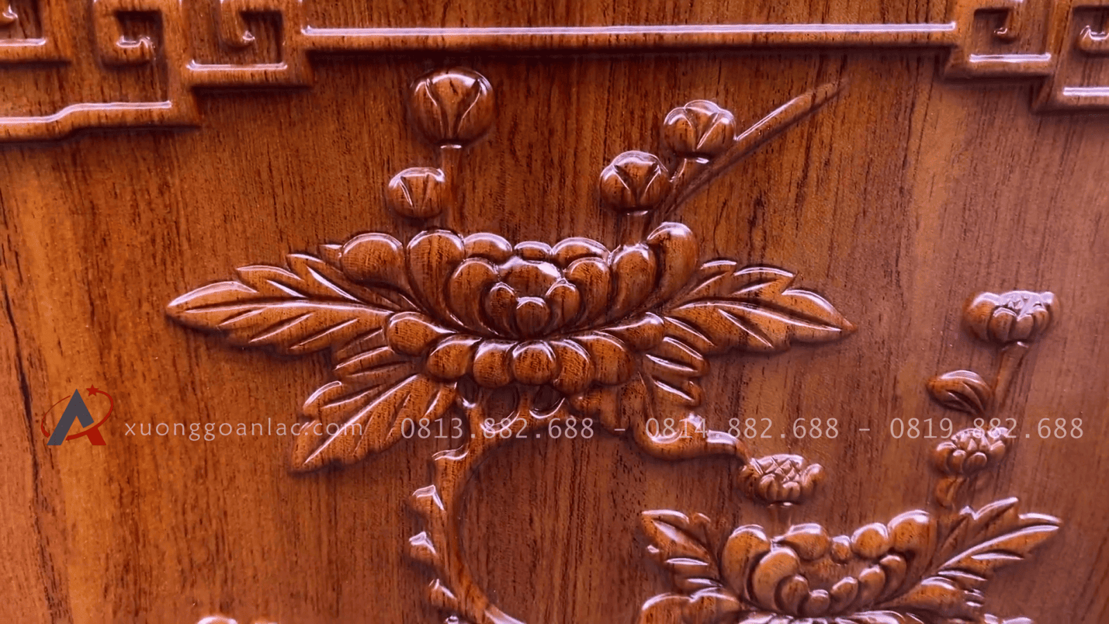 Mẫu tủ kệ tivi kết hợp tủ trang trí phong cách tân cổ điển gỗ hương đá ( Chú Hào - Quảng Ninh) 36 họa tiết hoa cúc trên cánh tủ
