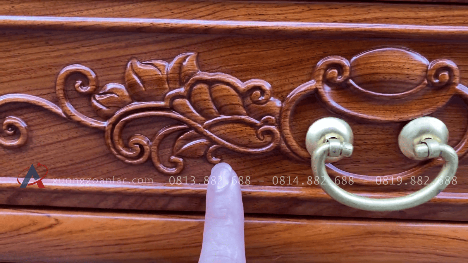 Mẫu tủ kệ tivi kết hợp tủ trang trí phong cách tân cổ điển gỗ hương đá ( Chú Hào - Quảng Ninh) 38 họa tiết hoa lá tây trên ngăn kéo
