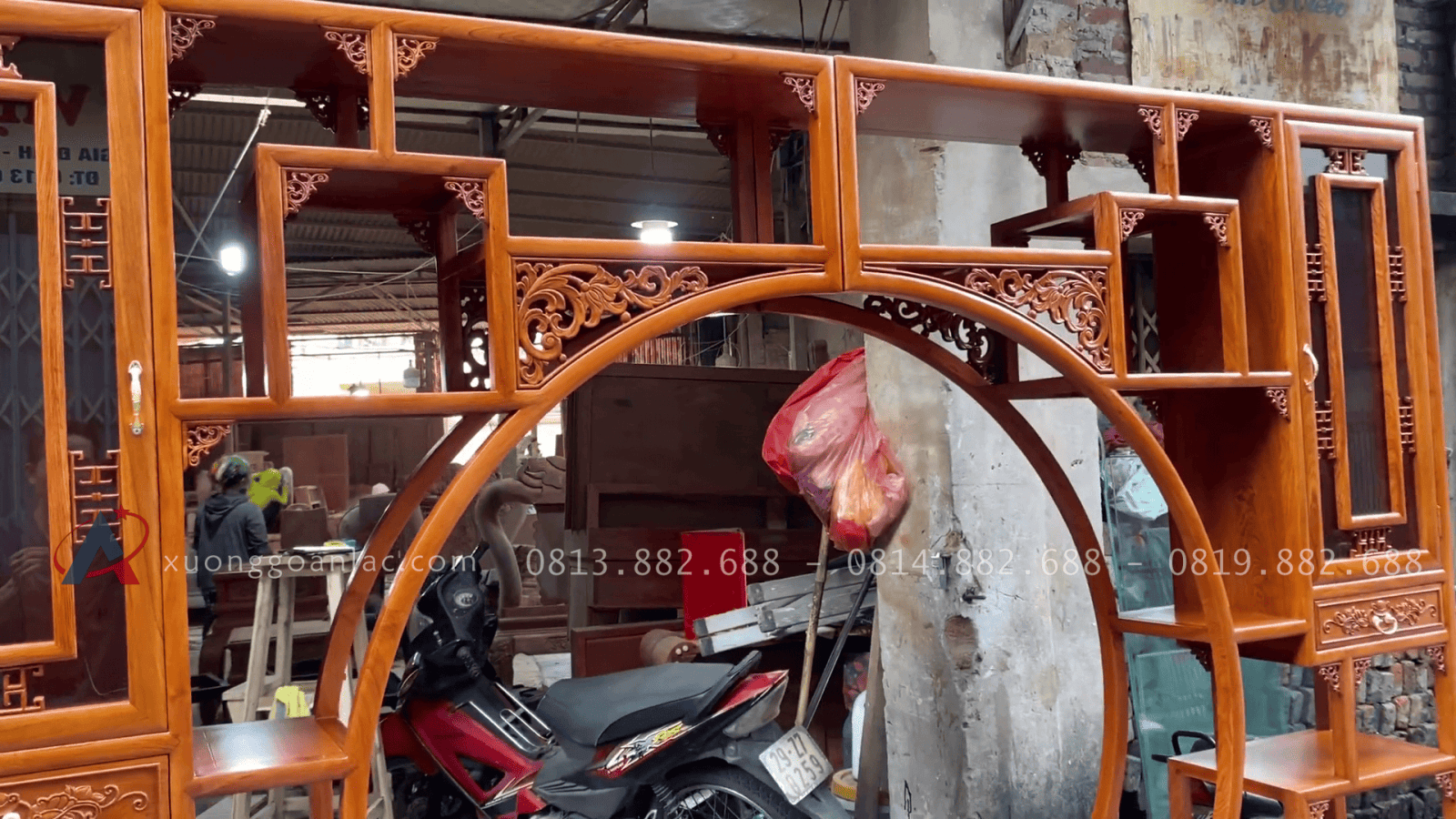 Mẫu tủ kệ tivi kết hợp tủ trang trí phong cách tân cổ điển gỗ hương đá ( Chú Hào - Quảng Ninh) 28 hệ tủ trên dùng để trang trí