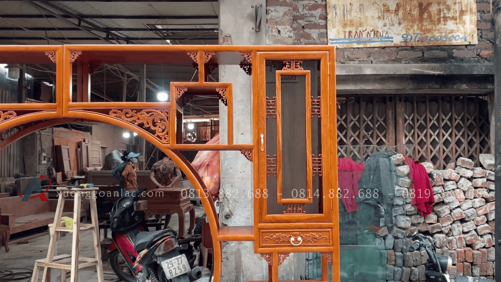 Mẫu tủ kệ tivi kết hợp tủ trang trí phong cách tân cổ điển gỗ hương đá ( Chú Hào - Quảng Ninh) 30 Hai bên đầu tủ thiết kế tủ cánh kính