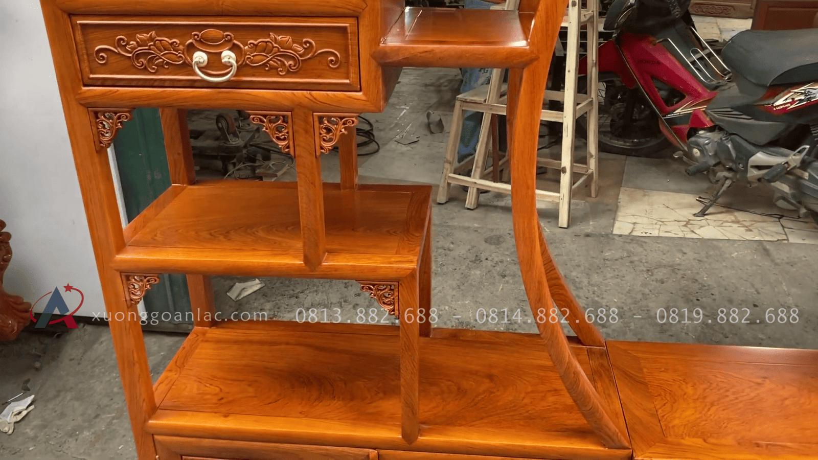 Mẫu tủ kệ tivi kết hợp tủ trang trí phong cách tân cổ điển gỗ hương đá ( Chú Hào - Quảng Ninh) 31 các ô đợt zíc zắc của tủ