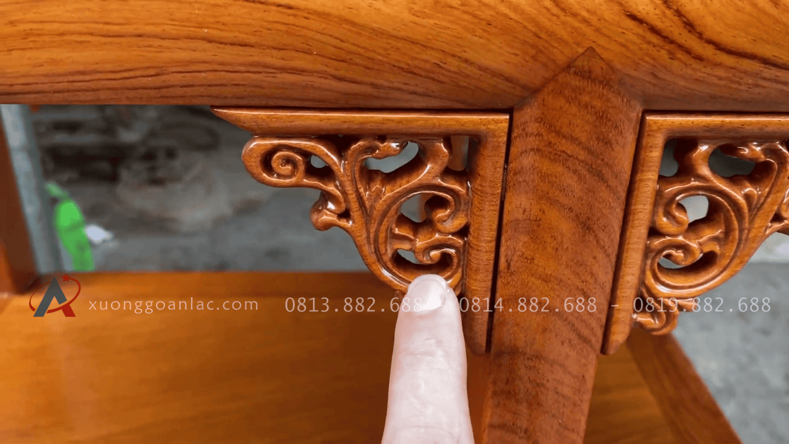 Mẫu tủ kệ tivi kết hợp tủ trang trí phong cách tân cổ điển gỗ hương đá ( Chú Hào - Quảng Ninh) 33 góc kệ nổi bật với họa tiết hoa lá tây