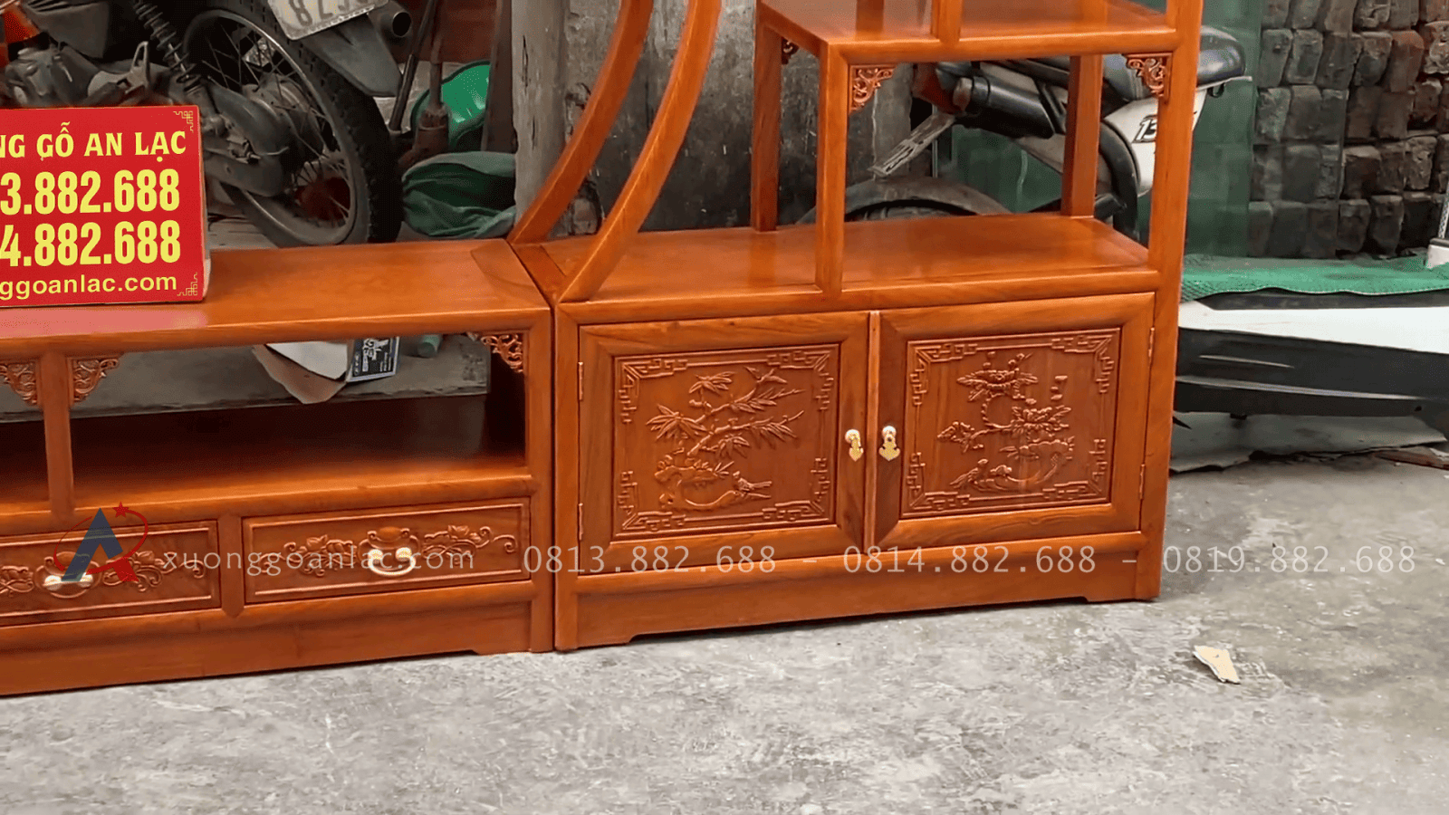 Mẫu tủ kệ tivi kết hợp tủ trang trí phong cách tân cổ điển gỗ hương đá ( Chú Hào - Quảng Ninh) 34 khối kệ dưới thiết kế tủ cánh mở đục họa tiết
