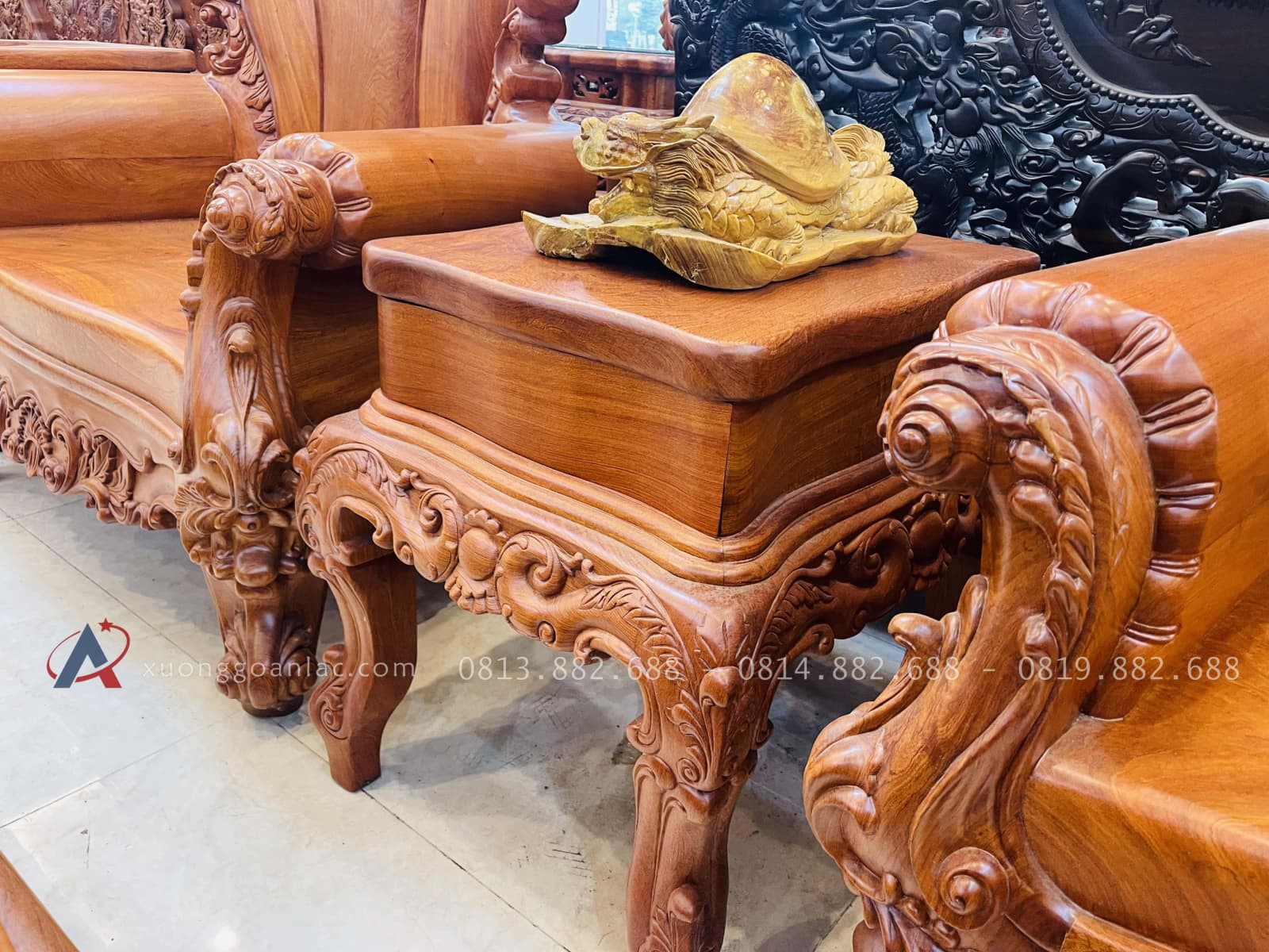 Siêu phẩm bàn ghế hoàng gia nguyên khối 10 món gỗ hương đá (Anh Sâm - Cao Bằng) 51 đôn kẹp louis gỗ hương đá