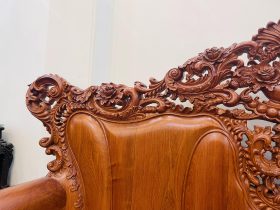 Siêu phẩm bàn ghế hoàng gia nguyên khối 10 món gỗ hương đá (Anh Sâm - Cao Bằng) 26 vai ghế đục hoa lá tây