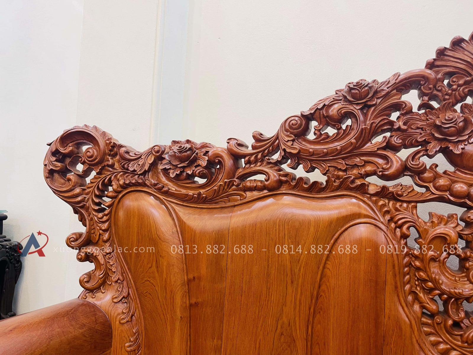 Siêu phẩm bàn ghế hoàng gia nguyên khối 10 món gỗ hương đá (Anh Sâm - Cao Bằng) 44 vai ghế đục hoa lá tây