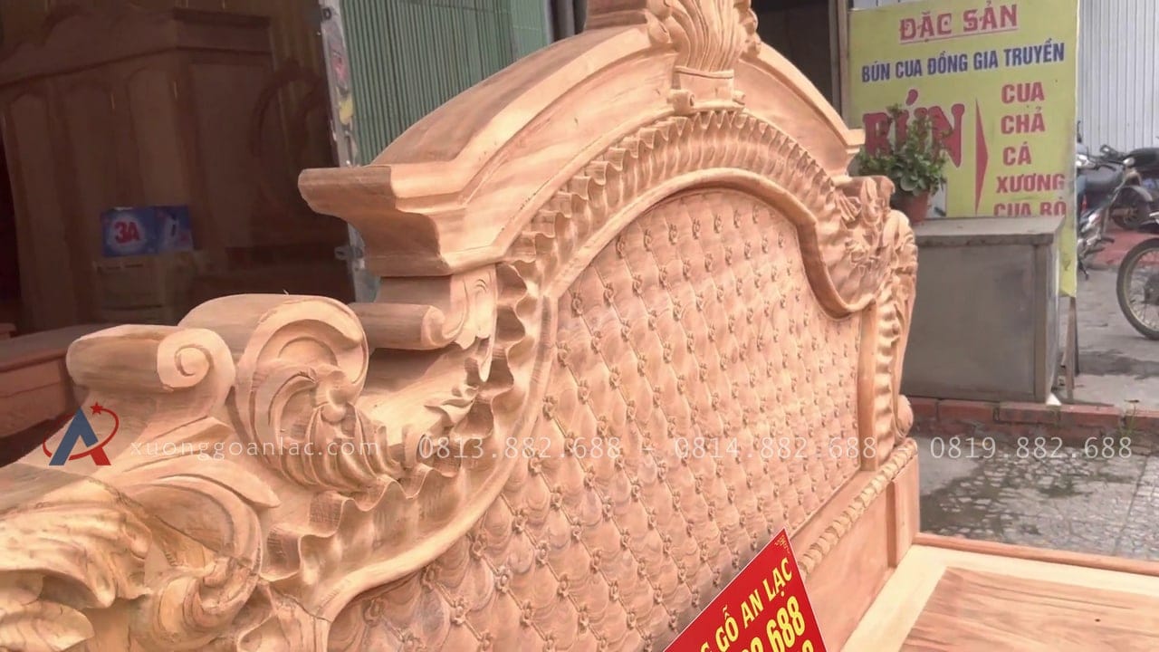 Mộc giường hoàng gia hoa 4 cánh gỗ gõ đỏ 20 đầu giường cao đục hoa lá tây vách trám