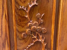 họa tiết tùng đục trên thân tủ