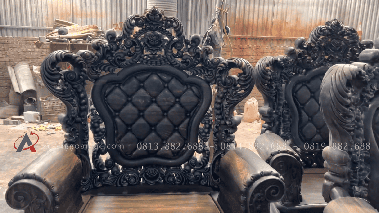 Bàn giao bộ bàn ghế hoàng gia tân cổ điển gỗ mun hoa Lào 8 món cho Chú Nhiệm - Nam Định 35 vách tựa lưng thiết kế cầu kỳ đục chạm tinh xảo
