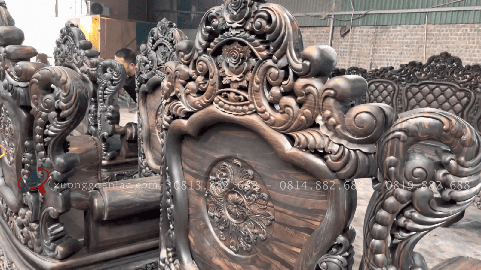 Bàn giao bộ bàn ghế hoàng gia tân cổ điển gỗ mun hoa Lào 8 món cho Chú Nhiệm - Nam Định 37 chương ghế đục hoa lá tây tinh xảo