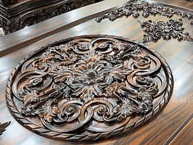 cận cảnh họa tiết hoa lá tây trên mặt bàn trà