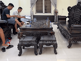 bộ bàn ghế gỗ mun vừa vặn với không gian