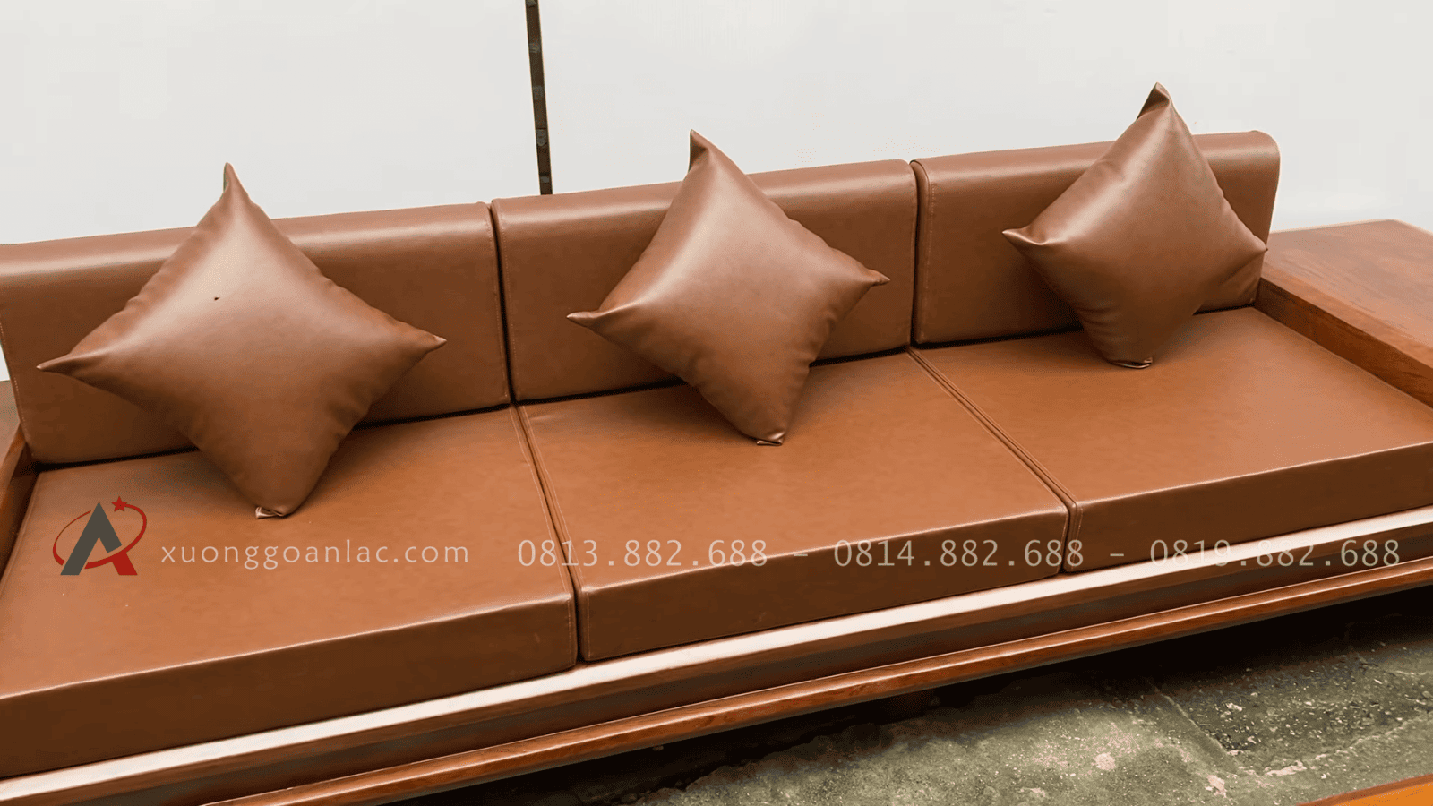 Bộ sofa chân chếch kê hình chữ U gỗ hương đá hàng siêu vip (Anh Đạt - Cao Bằng) 28 đoản dài kết hợp đệm da cao cấp