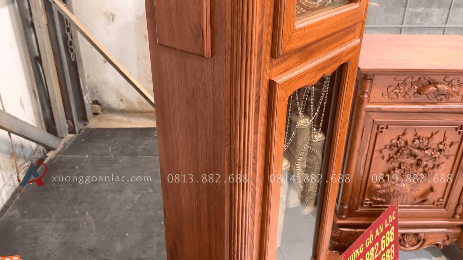 Combo kệ tivi cột nho đục tay dài 2m8 và đồng hồ cây hàng đặt kiểu hiện đại (Chú Hòa - Long Biên) 35 hồi đồng hoofvans liền