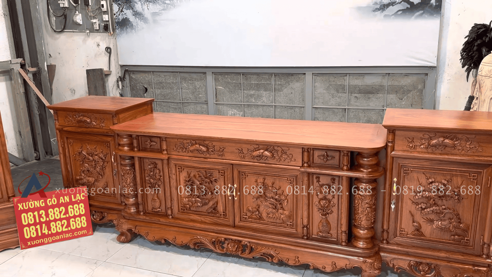 Combo kệ tivi cột nho đục tay dài 2m8 và đồng hồ cây hàng đặt kiểu hiện đại (Chú Hòa - Long Biên) 26 mẫu kệ tivi đục tay tinh xảo