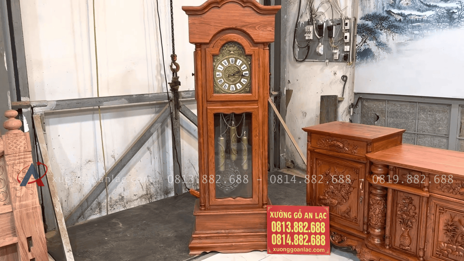 Combo kệ tivi cột nho đục tay dài 2m8 và đồng hồ cây hàng đặt kiểu hiện đại (Chú Hòa - Long Biên) 32 mẫu đồng hồ cây gỗ hương đá