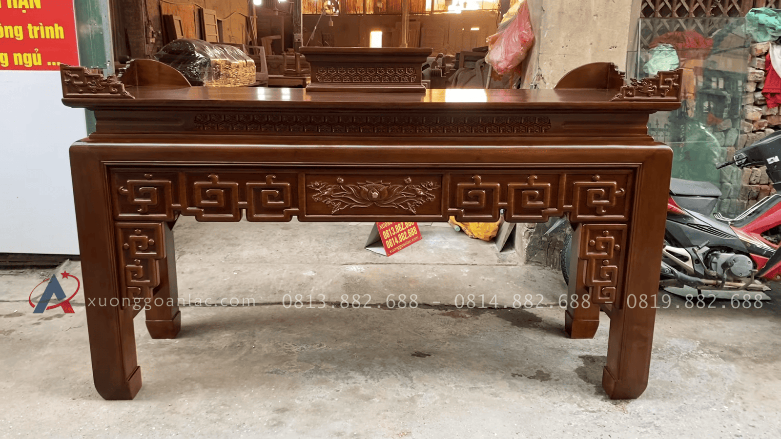 Combo sofa chân thuyền, kệ tivi và án gian thờ gỗ hương đá phun PU giả óc chó 37 Mẫu án gian thờ triện sen gỗ hương đá
