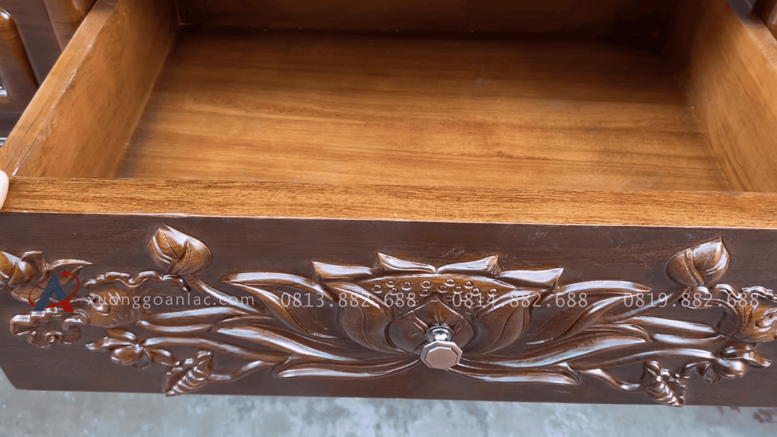 Combo sofa chân thuyền, kệ tivi và án gian thờ gỗ hương đá phun PU giả óc chó 13 ngăn kéo đục hoa sen