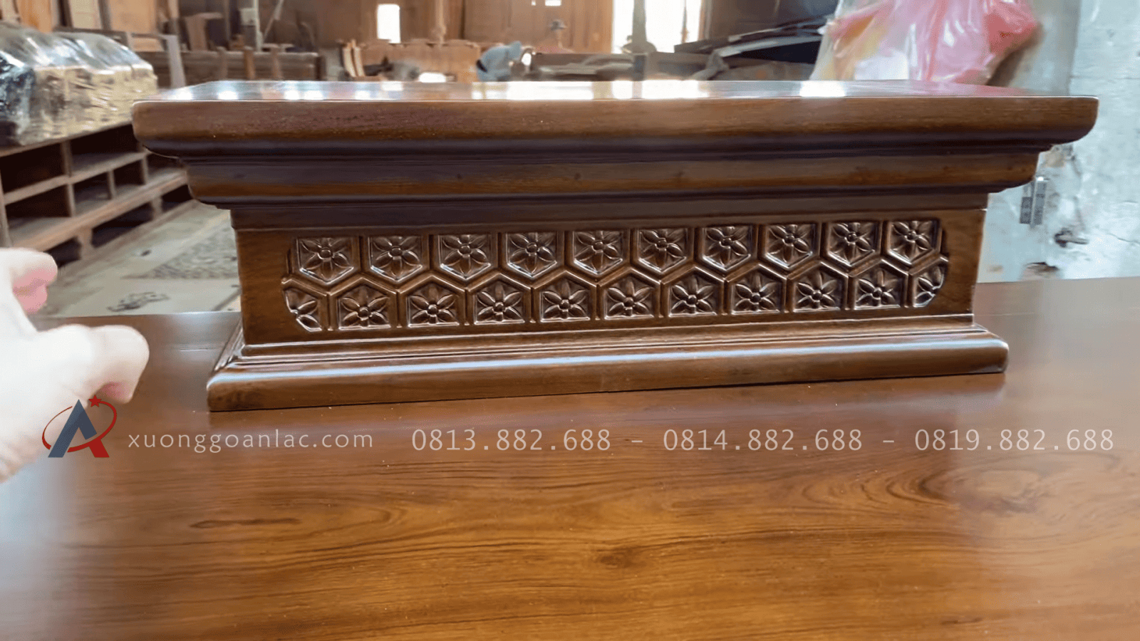 Combo sofa chân thuyền, kệ tivi và án gian thờ gỗ hương đá phun PU giả óc chó 39 thiết kế nhị cấp gỗ hương đá