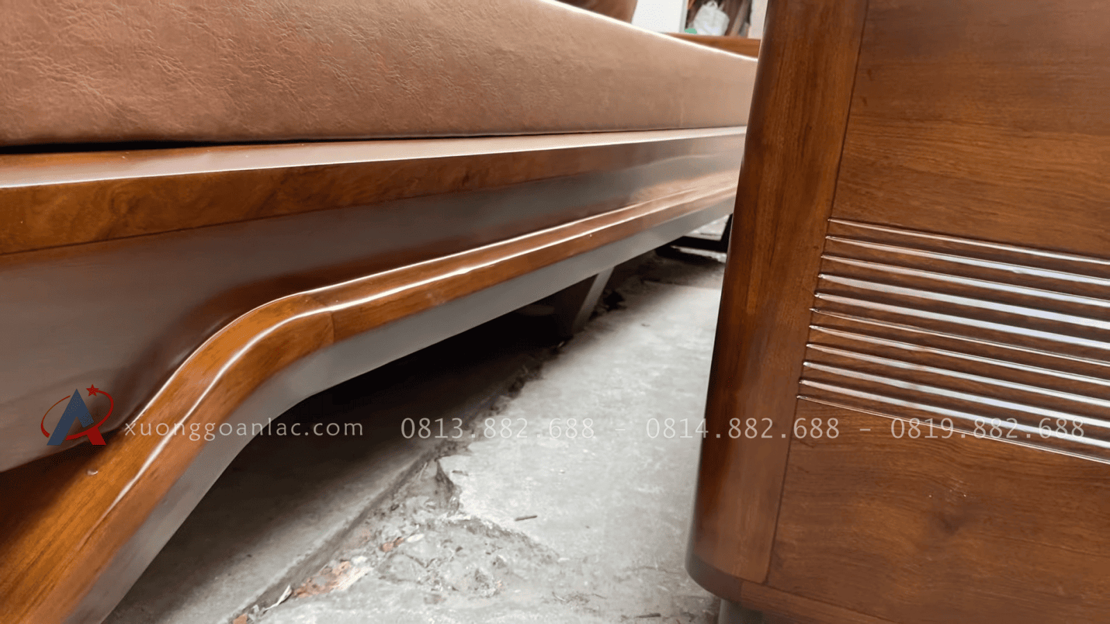 Combo sofa chân thuyền, kệ tivi và án gian thờ gỗ hương đá phun PU giả óc chó 6 thiết kệ hệ chân thuyền chếch khỏe khoắn