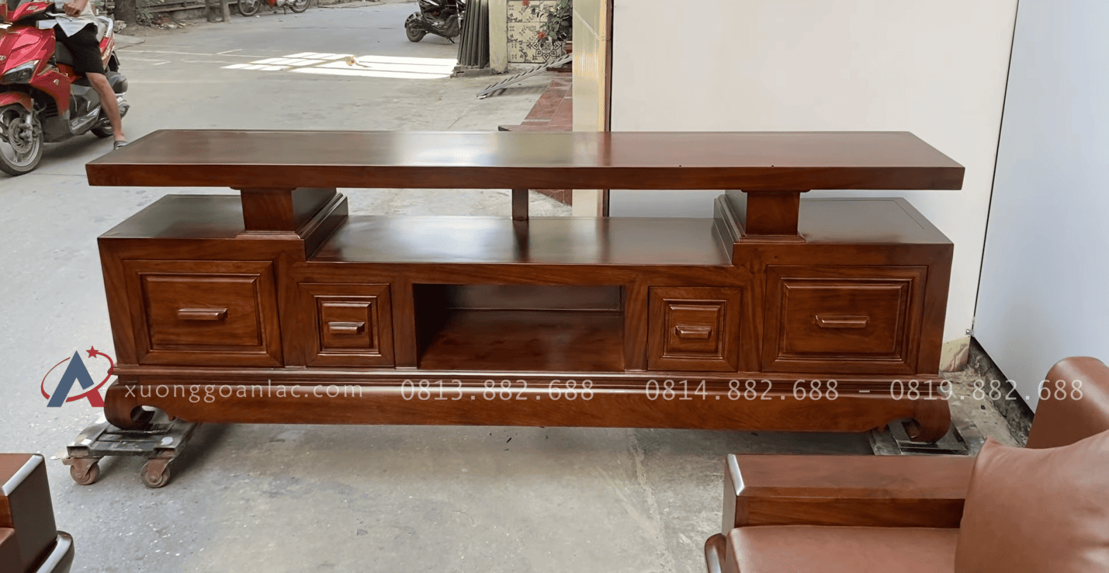 Combo sofa chân thuyền, kệ tivi và án gian thờ gỗ hương đá phun PU giả óc chó 35 mẫu kệ tivi sofa 4 ngăn kéo