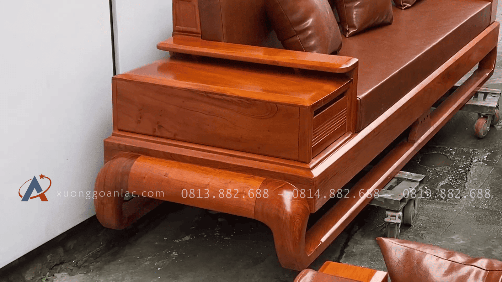 Combo sofa đùi gà full đệm da và kệ tivi giả nguyên khối gỗ hương đá vip (Anh Mạnh - Nam Định) 27 một bên bệ tay tích hợp ngăn kéo