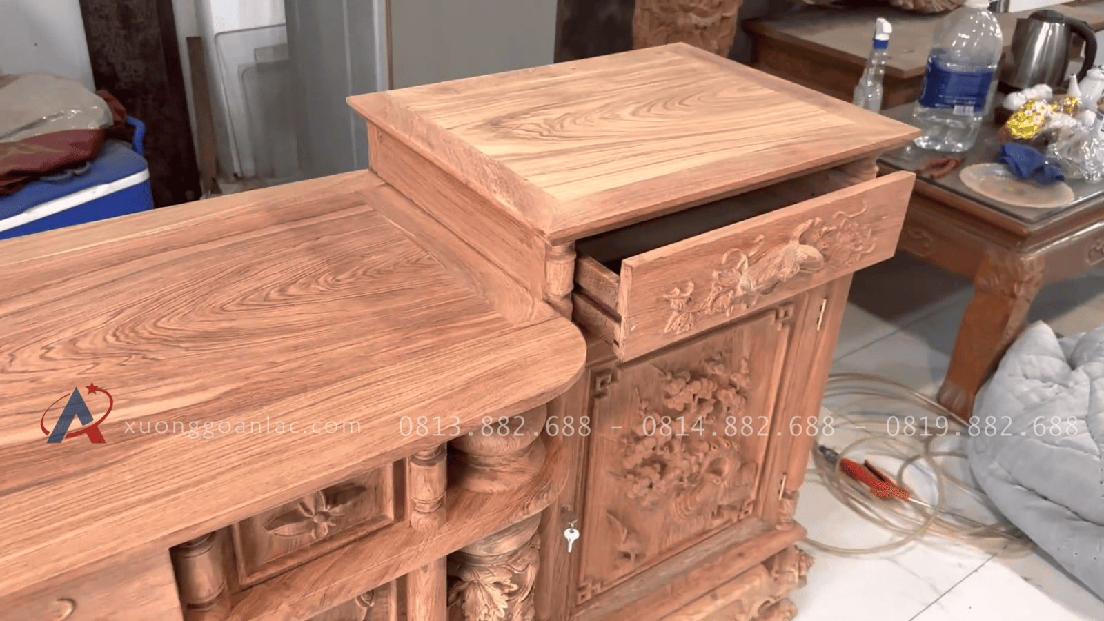 Kệ tivi cột nho hàng dày đẹp đục tay dài 2m8 gỗ hương đá cao cấp (Anh Mạnh - Hải Phòng) 17 mặt kệ khung tranh ván liền