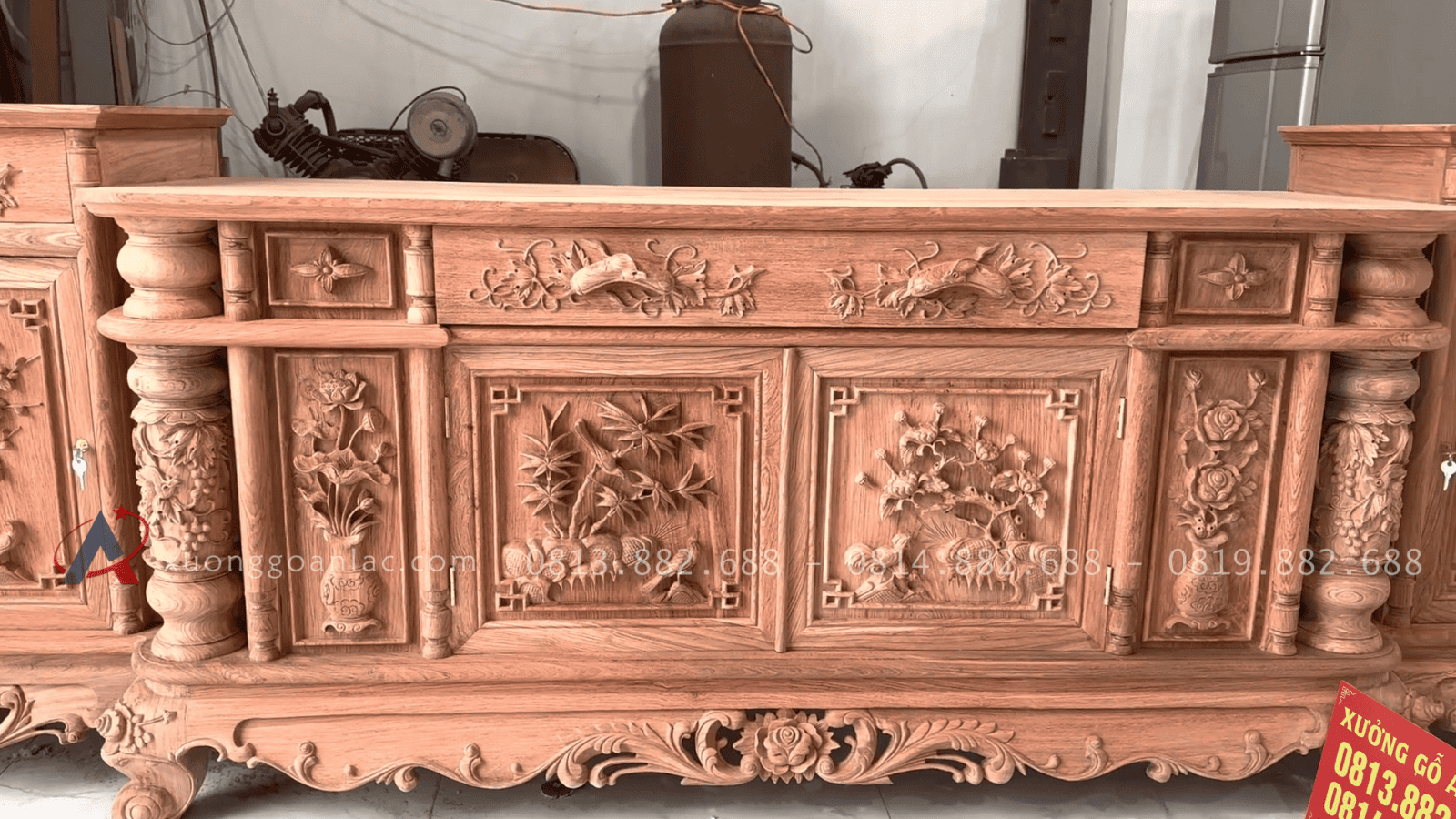 Kệ tivi cột nho hàng dày đẹp đục tay dài 2m8 gỗ hương đá cao cấp (Anh Mạnh - Hải Phòng) 18 Thân kệ thiết kế ngăn kéo và khoang tủ rộng rãi