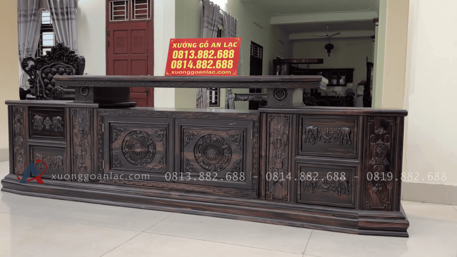 Mẫu kệ tivi 2m6 vát cong gỗ mun hoa Lào đục trống đồng (Chú Hữu - Thanh Hóa) 8 mẫu kệ tivi 2m4 vát cong gỗ mun hoa Lào