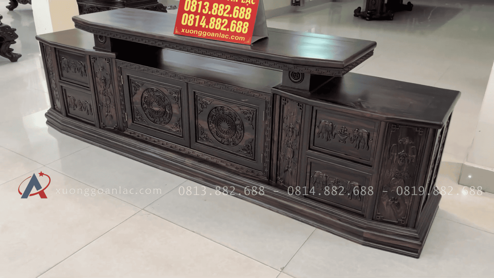 Mẫu kệ tivi 2m6 vát cong gỗ mun hoa Lào đục trống đồng (Chú Hữu - Thanh Hóa) 10 mẫu kệ tivi 2 tầng mặt