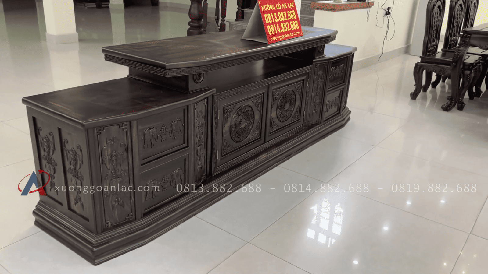 Mẫu kệ tivi 2m6 vát cong gỗ mun hoa Lào đục trống đồng (Chú Hữu - Thanh Hóa) 11 thân kệ thiết kế ngăn kéo và tủ đục họa tiết