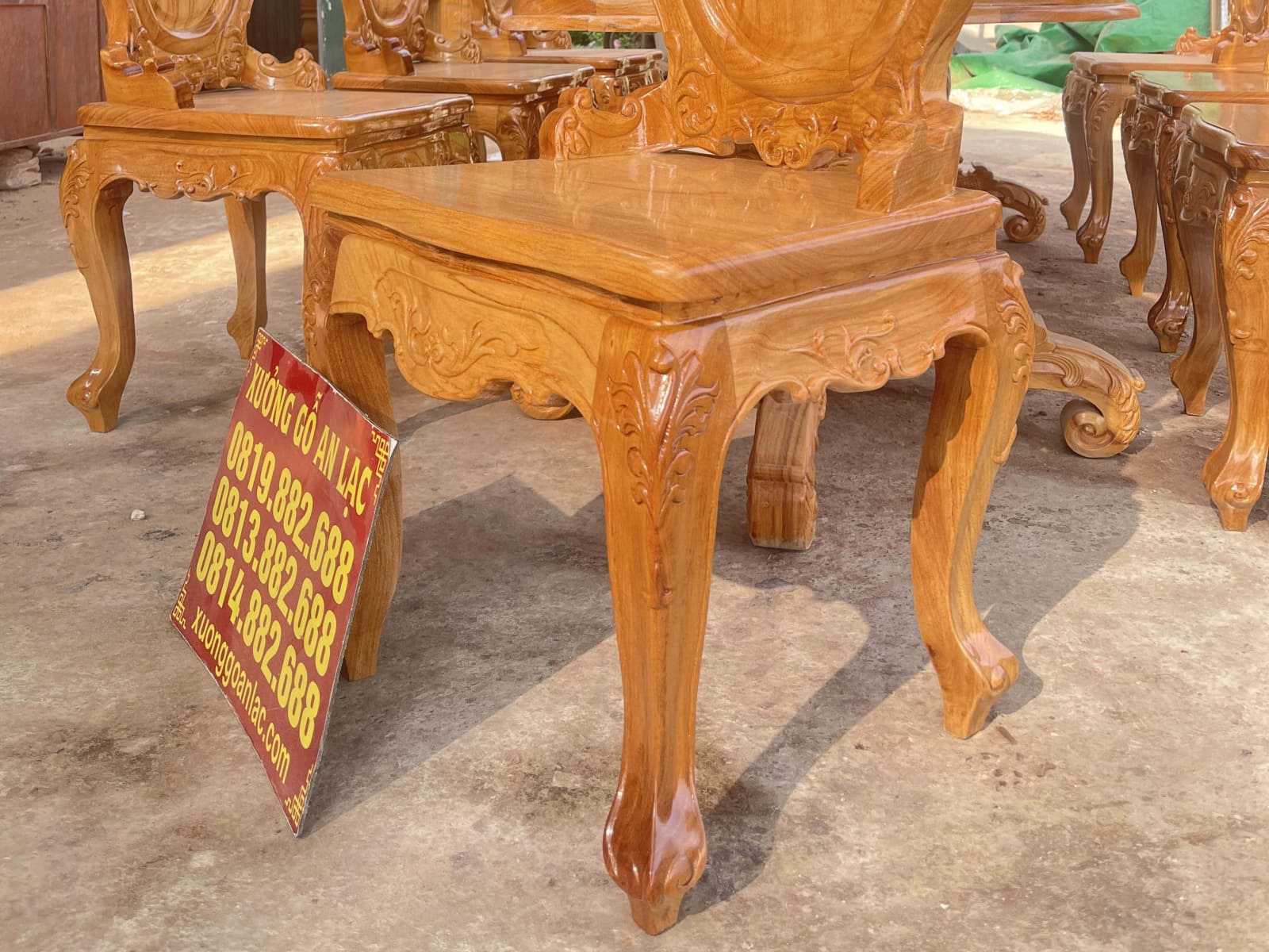 Bộ bàn ăn bầu dục và 8 ghế louis ngọc mặt trời gỗ gõ đỏ cao cấp (Anh Khiêm, Đà Nẵng) 24 ghế louis đục tỉa tinh xảo