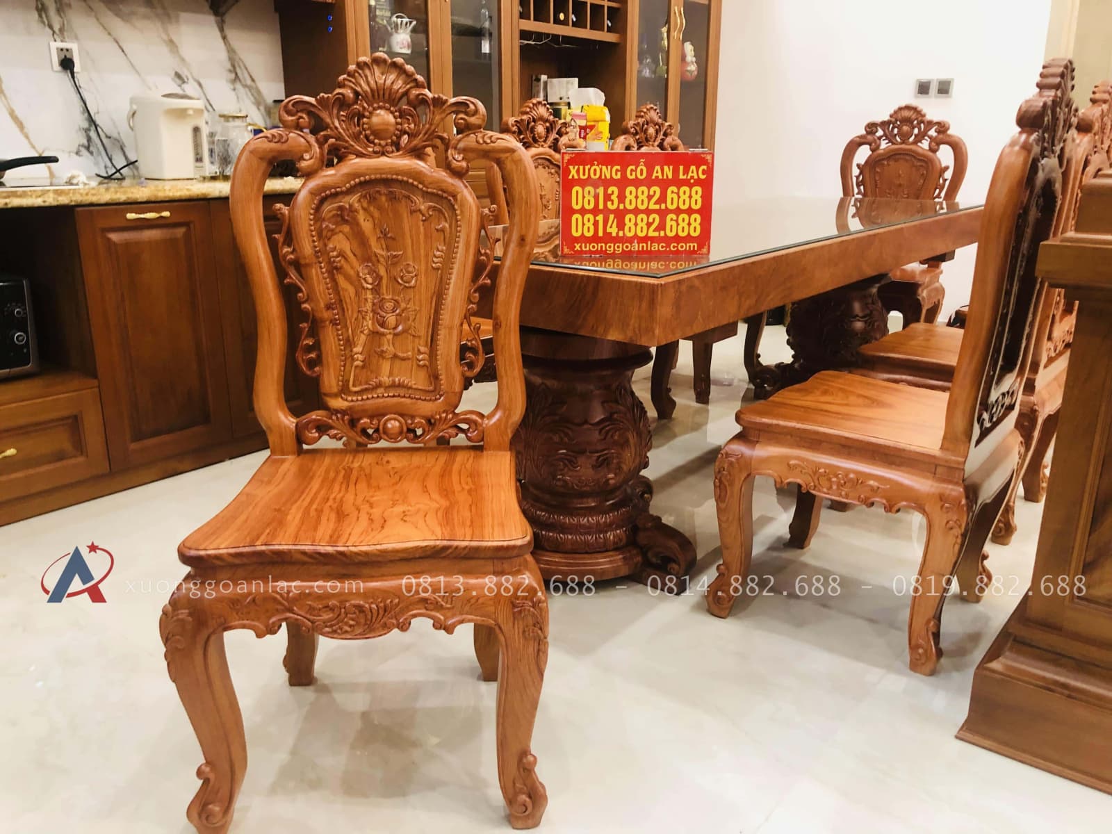 Bộ bàn ăn nguyên khối 8 ghế hồng hạt đục hai mặt gỗ hương đá cao cấp (Anh Đài, Bắc Ninh) 32 mặt ngồi nguyên tấm bóng mịn