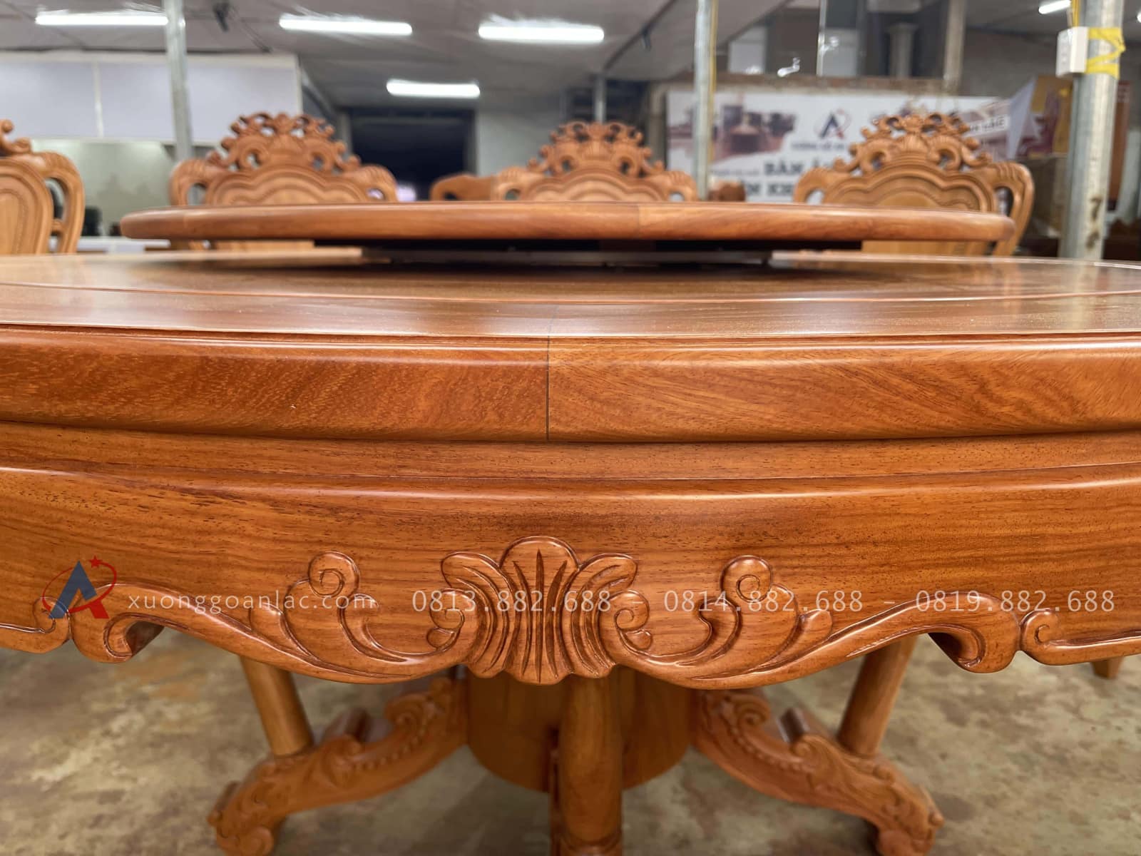 Bàn ăn tròn 12 ghế louis gỗ gõ đỏ cao cấp (Chú Hưng,Thái Bình) 22 cận cảnh yếm bàn đục hoa lá tây