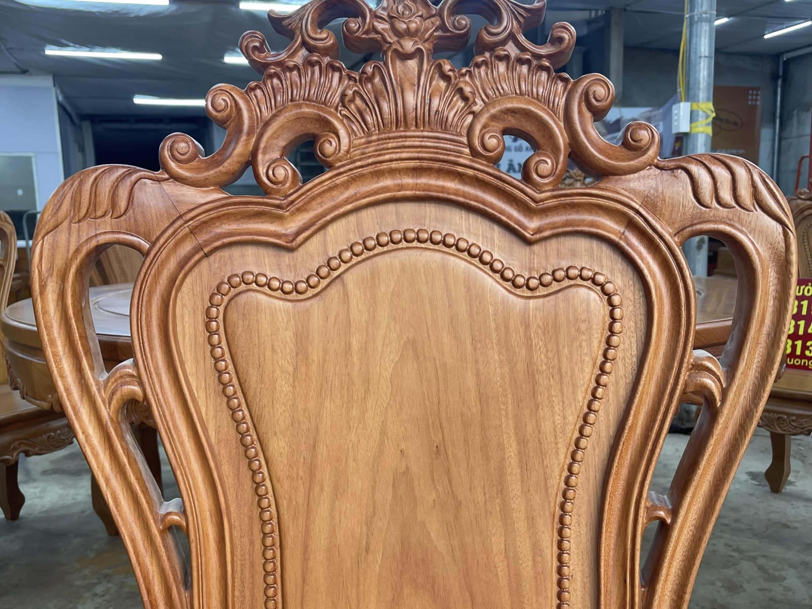 Bàn ăn tròn 12 ghế louis gỗ gõ đỏ cao cấp (Chú Hưng,Thái Bình) 26 lưng tựa thiết kế cầu kỳ