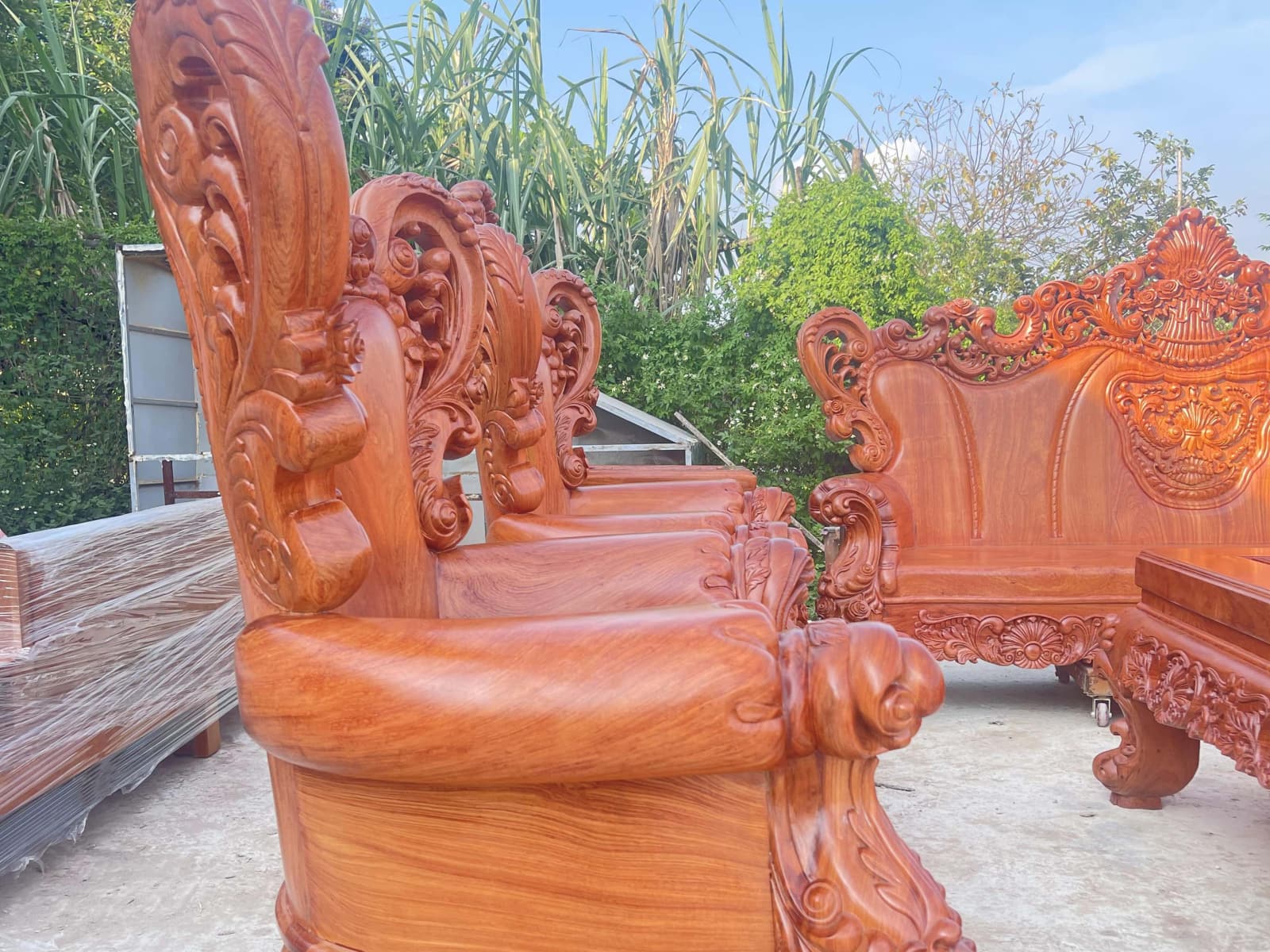 Bộ bàn ghế hoàng gia nguyên khối 10 món gỗ hương đá cao cấp 41 góc nghiêng của ghế louis